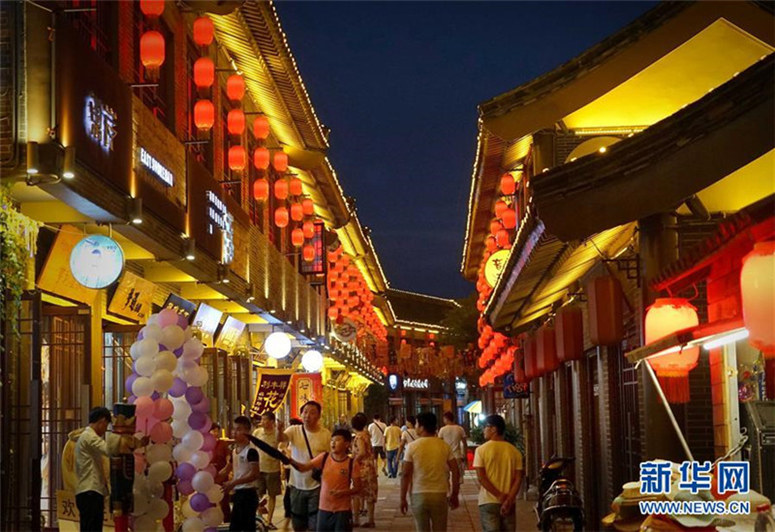 Farbenfroher Nachtmarkt in Kaifeng