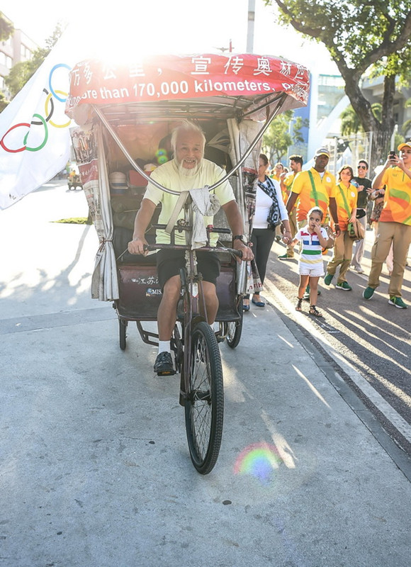 Chinesischer Bauer fährt mit dem Dreirad nach Rio