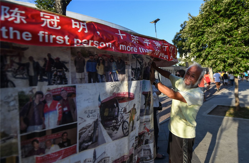 Chinesischer Bauer fährt mit dem Dreirad nach Rio
