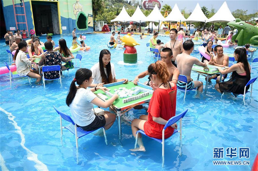 Sommerhitze: Mahjong-Spiele im Wasser