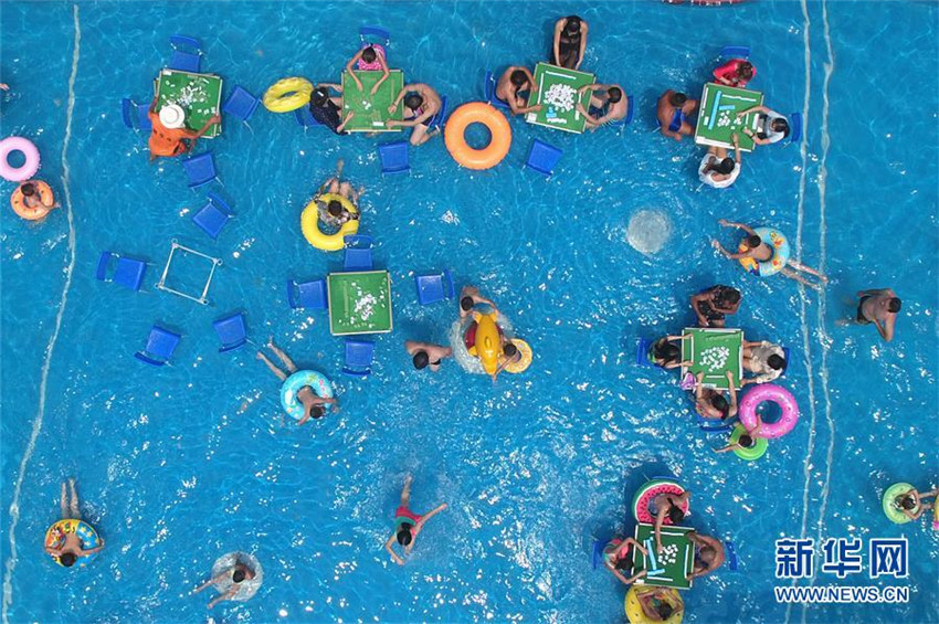 Sommerhitze: Mahjong-Spiele im Wasser