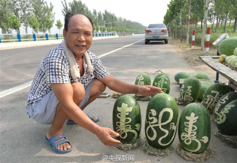 Drei Tonnen Wassermelonen mit chinesischen Schriftzeichen gehen weg wie warme Semmeln