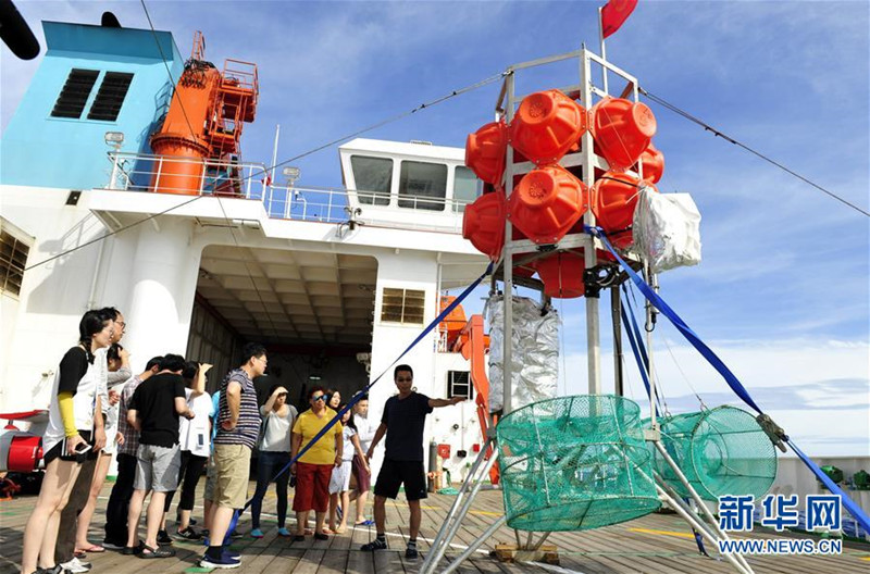 Expeditionsliebhaber besuchen das bemannte U-Boot „Zhangqian“