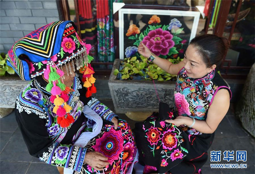 Stickerei-Meisterin in der Provinz Yunnan