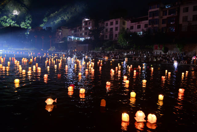 Zehntausend Flusslaternen in Guangxi