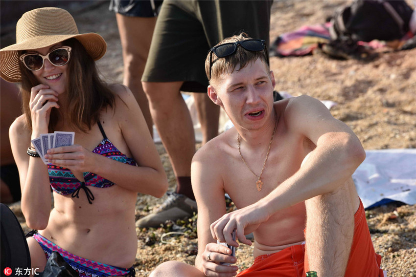 Dalianer Strand quillt über mit Besuchern