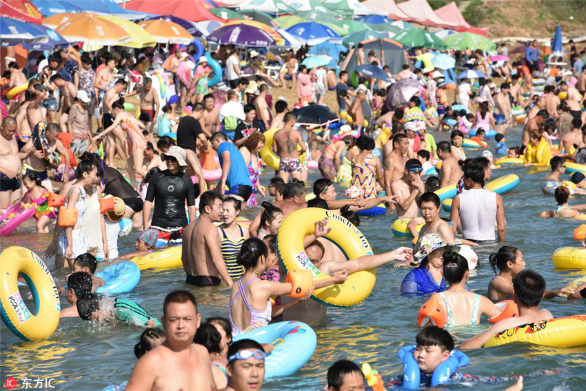 Dalianer Strand quillt über mit Besuchern