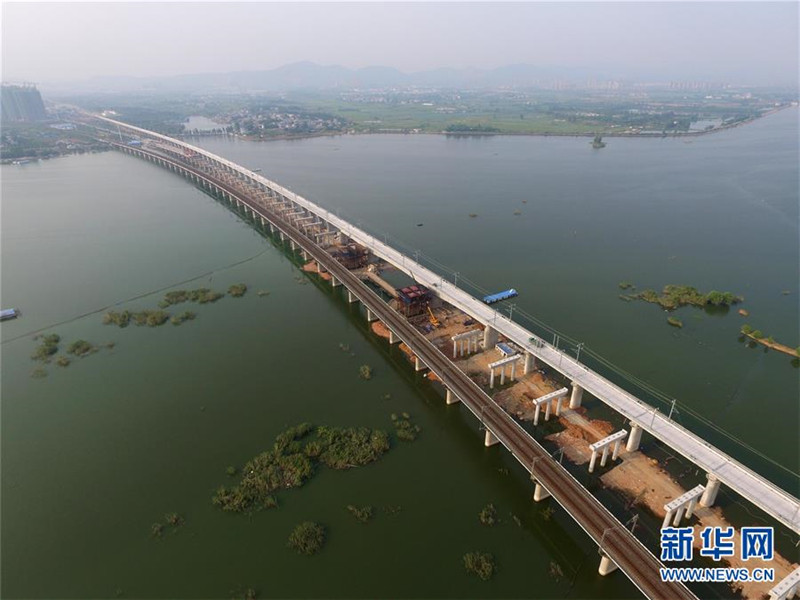 Drei riesige Brücken durchqueren bald parallel den Daye-See