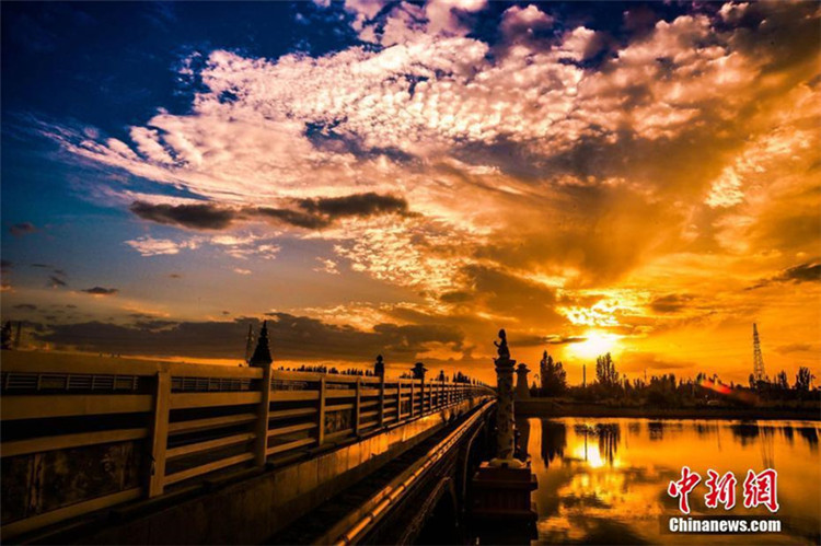 Die abendliche Wasserlandschaft Dunhuangs berauscht ihre Besucher