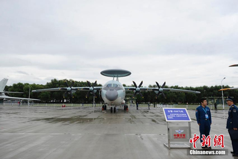 Kunstflugstaffel „1. August“ zeigt in Changchun ihr Können