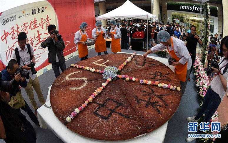 Kunming backt riesigen Mondkuchen
