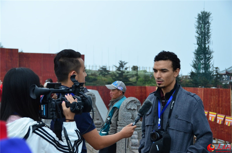 Ausländische Journalisten zu Gast in Emei