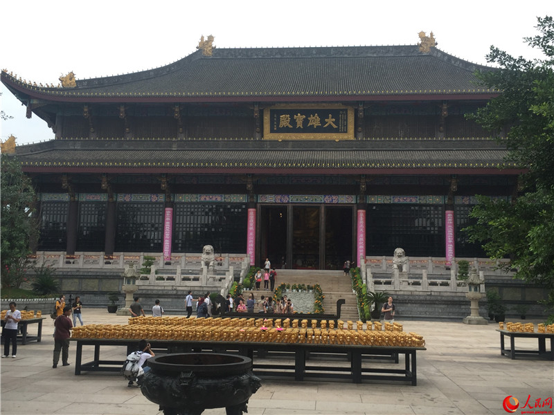 Besuch des Großen Buddha und Erlebnis des Emei-Schwertstils