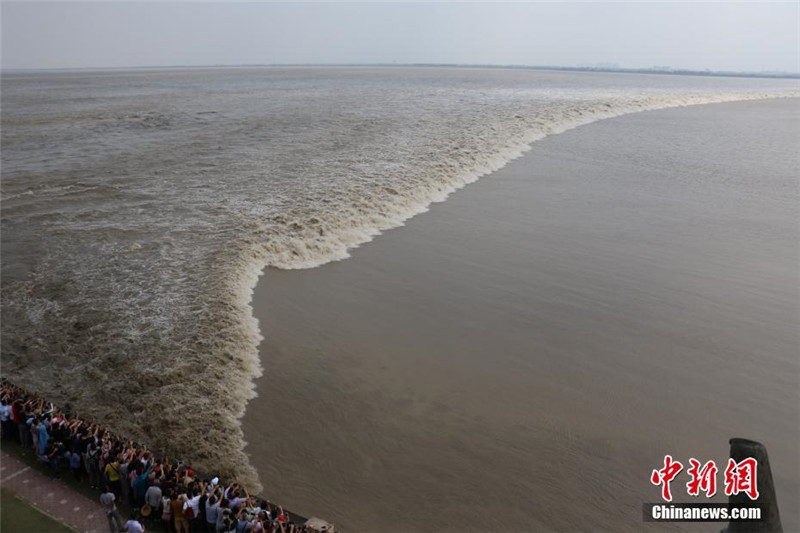 Mehr als hunderttausend Menschen bestaunen Qiantang-Wellen