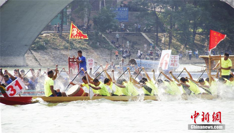 Traditionelles Drachenbootrennen in Guangxi