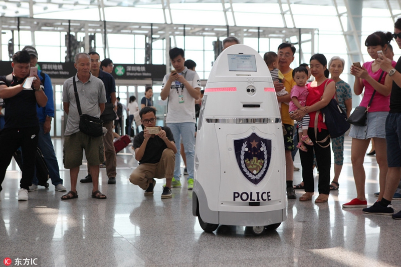 Polizeiroboter patrouilliert auf dem Shenzhener Flughafen