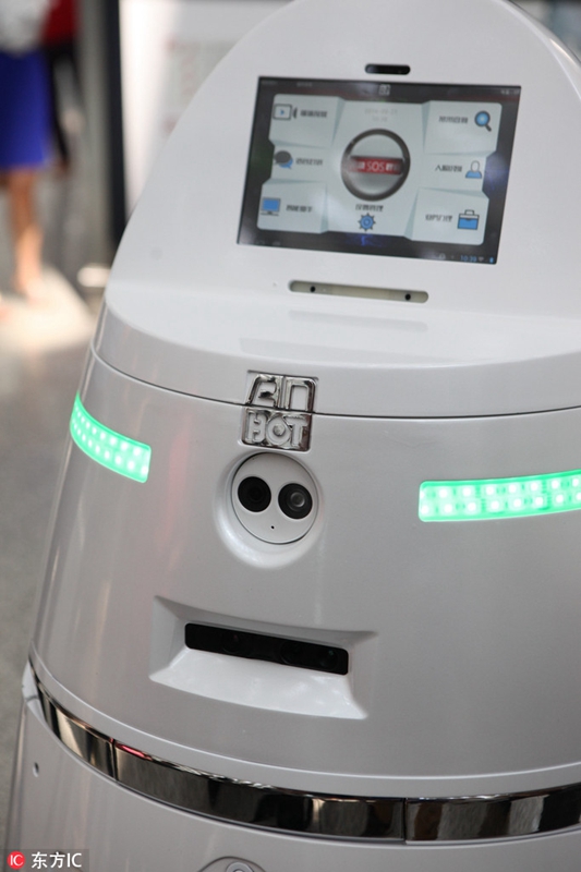 Polizeiroboter patrouilliert auf dem Shenzhener Flughafen