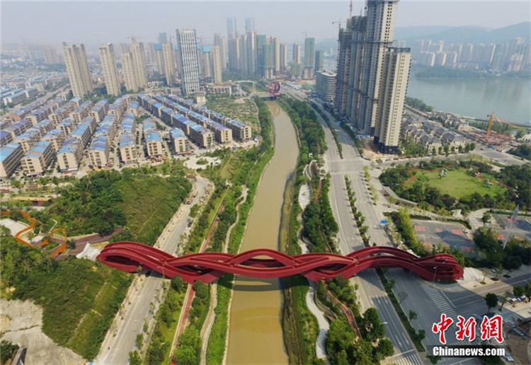 Vom anderen Ufer: Fußgängerbrücke in Changsha ist richtig sexy