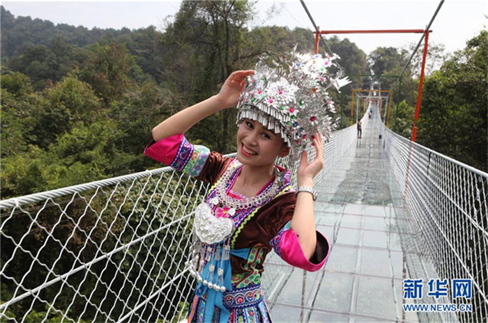 Kein Glas zu viel – Hängebrücke in Guangxi