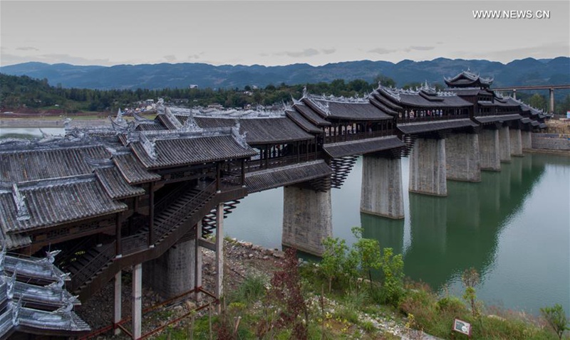 Touristen besuchen überdachte Brücke im südwestchinesischen Chongqing