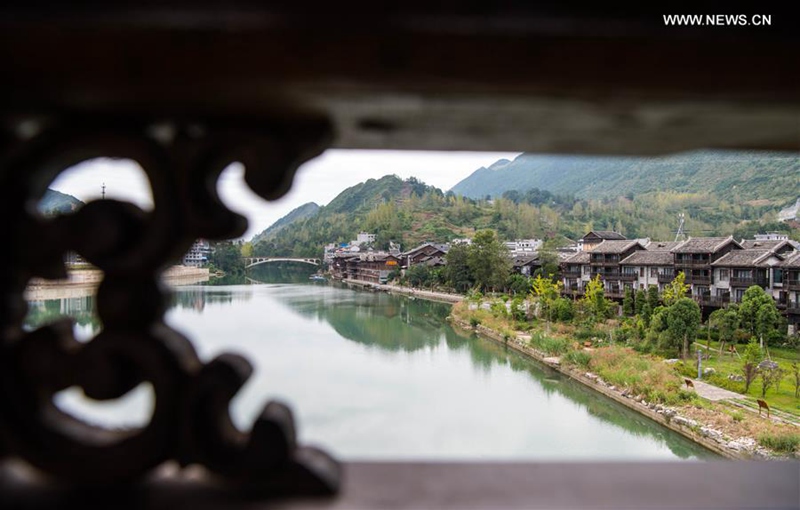 Touristen besuchen überdachte Brücke im südwestchinesischen Chongqing