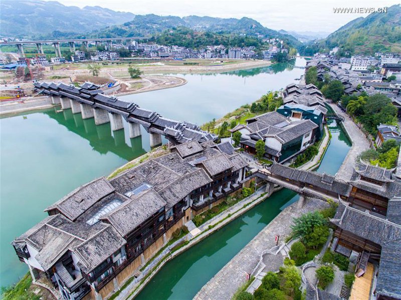 Touristen besuchen überdachte Brücke im südwestchinesischen Chongqing