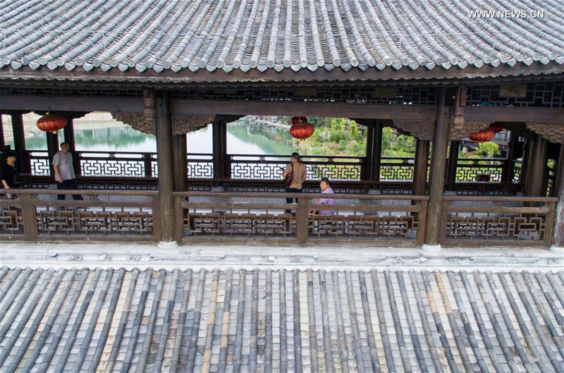 Touristen besuchen überdachte Brücke im südwestchinesischen Chongqing