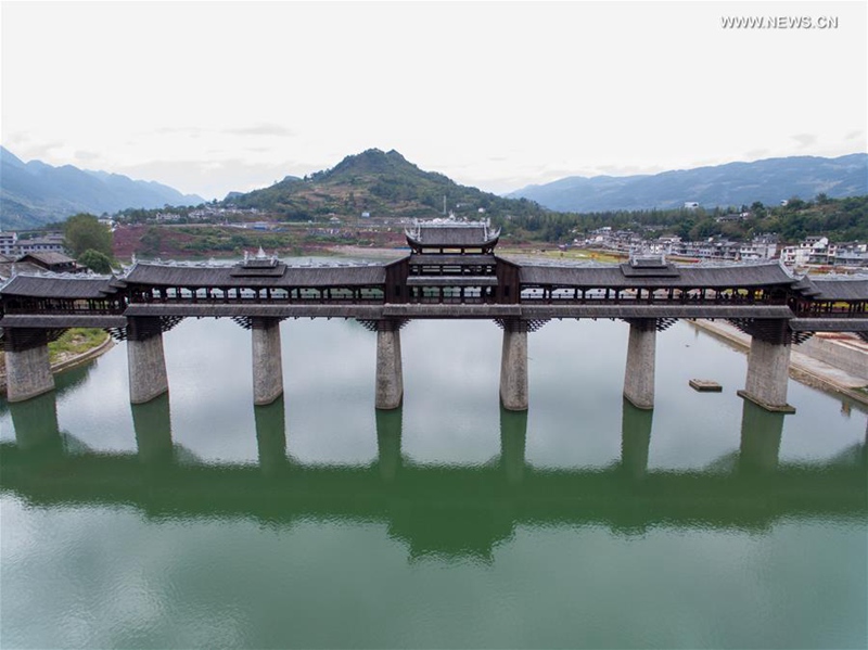 Touristen besuchen überdachte Brücke im südwestchinesischen Chongqing