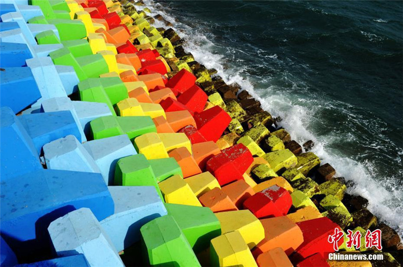 Farbenfrohe Wellenbrecher in Qingdao