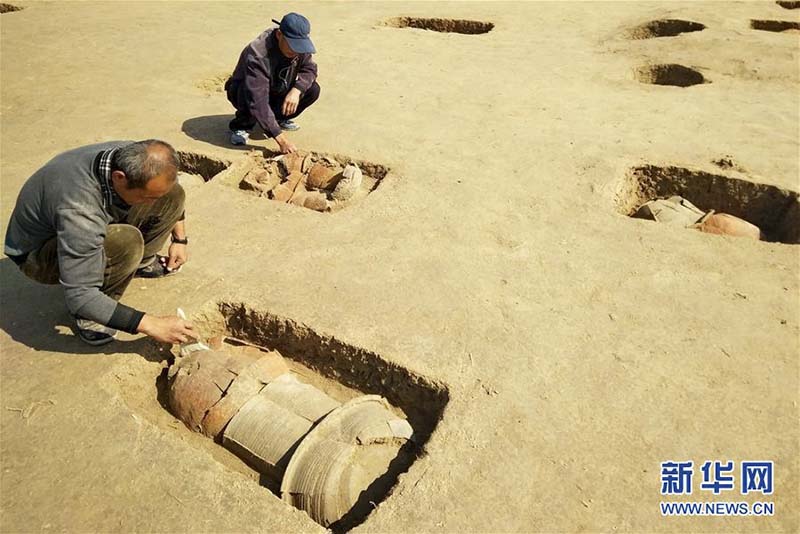 Ausgrabung von über 100 Krugsärgen in Hebei