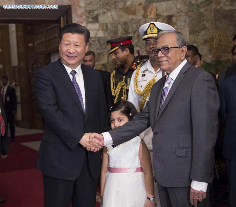 Xi Jinping trifft seinen bangladeschischen Amtskollegen Abdul Hamid in Dhaka