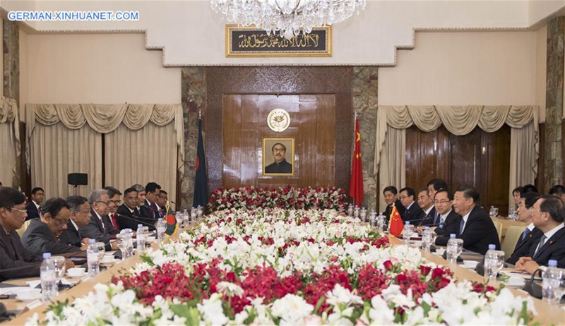 Xi Jinping trifft seinen bangladeschischen Amtskollegen Abdul Hamid in Dhaka