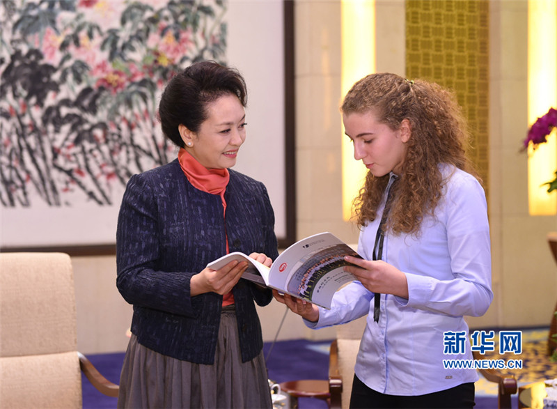 First Lady Peng Liyuan empfängt Schüler und Lehrer aus Deutschland