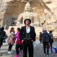 Ein Fremder tippelt durch China (2/4)Daniel Sattler ist fremder freireisender Tischlergeselle und 2014 ausgezogen, um drei Jahre und einen Tag auf Wanderschaft zu gehen. Im zweiten Jahr seiner Walz hat es ihn nach China verschlagen.