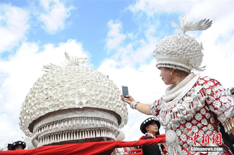 Riesiger Silberhut auf dem Lusheng-Volksfest der Miao in Guizhou