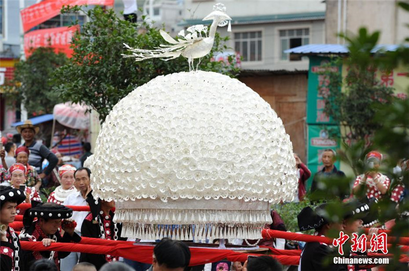 Riesiger Silberhut auf dem Lusheng-Volksfest der Miao in Guizhou