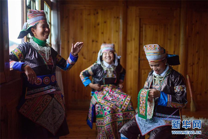 Hundertvögelkleid: Festtagstracht des Miao-Volks