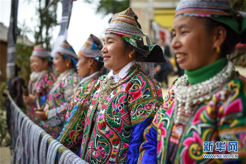 Hundertvögelkleid: Festtagstracht des Miao-Volks
