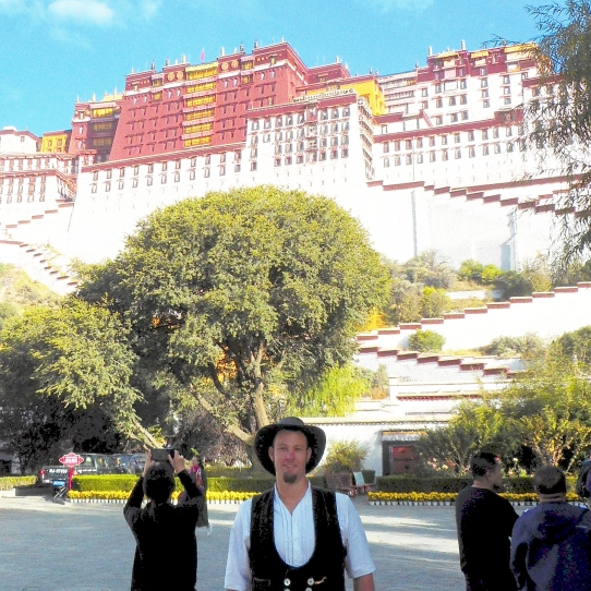 Ein Fremder tippelt durch China (3/4)Daniel Sattler ist fremder freireisender Tischlergeselle und 2014 ausgezogen, um drei Jahre und einen Tag auf Wanderschaft zu gehen. Im zweiten Jahr seiner Walz hat es ihn nach China verschlagen.