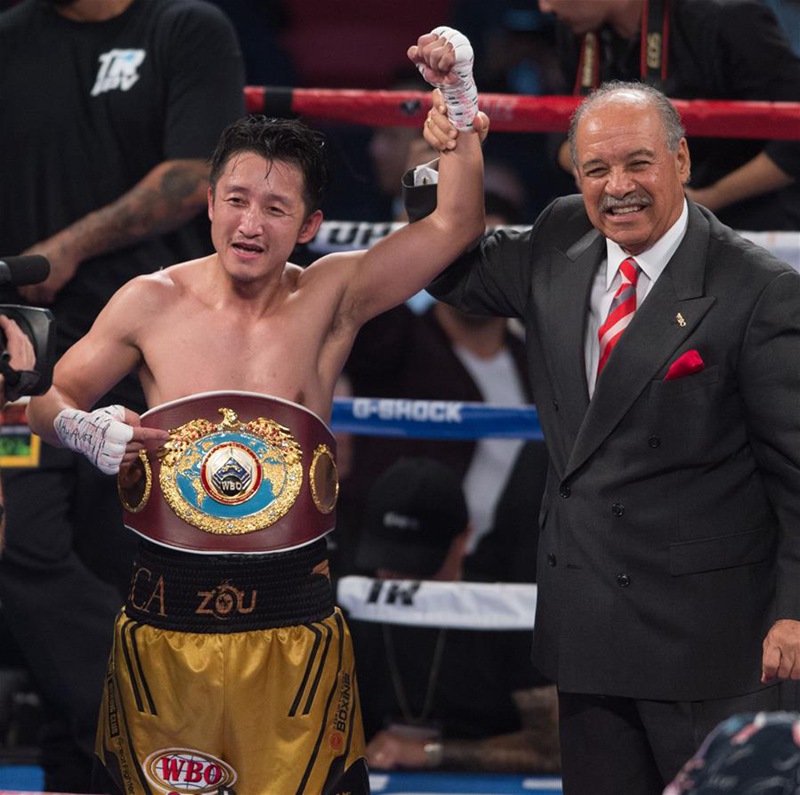 Zou Shiming holt den WBO-Meistertitel