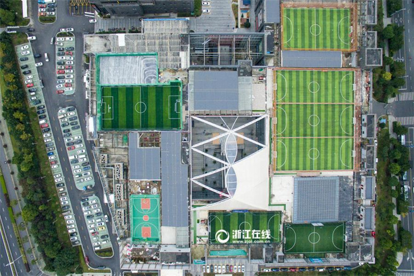 Hangzhou: Dach-Fußballfelder bald bespielbar