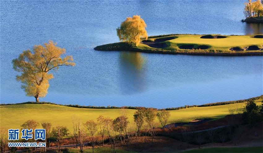 Malerische Herbstlandschaft am Yanqi-See
