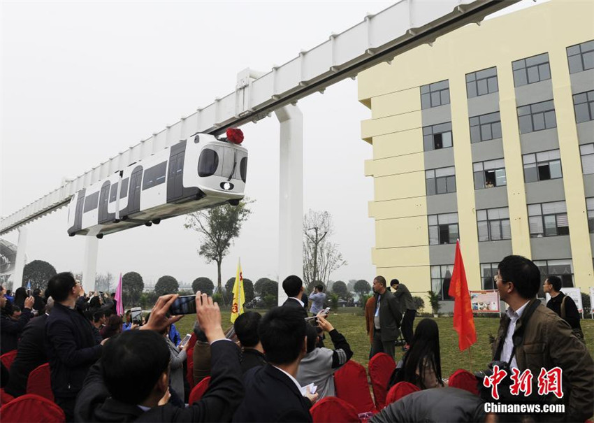 Weltweit erste umweltfreundliche Hängebahn in Chengdu getestet