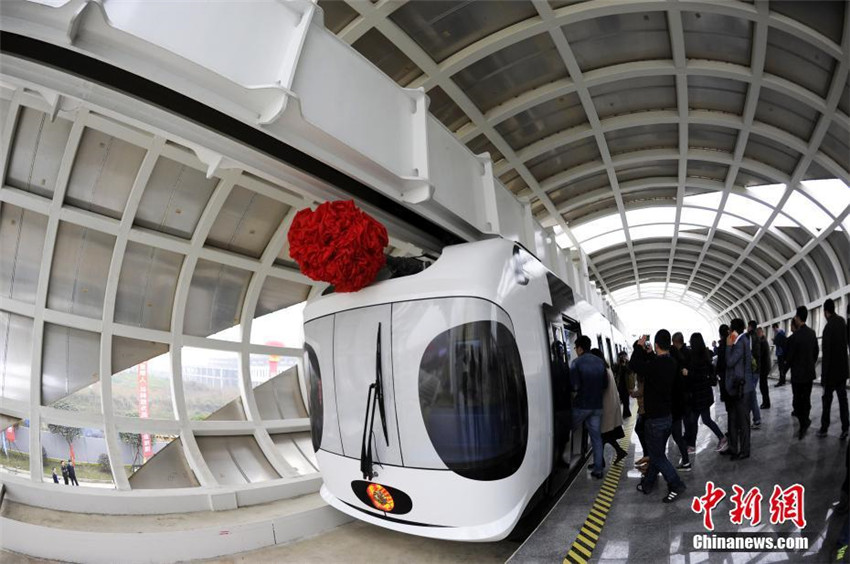 Weltweit erste umweltfreundliche Hängebahn in Chengdu getestet