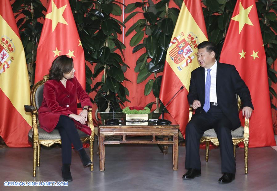 Xi Jinping trifft spanische Premierministerin in Gran CanariaDer chinesische Staatspräsident Xi Jinping (r.) trifft sich mit der stellvertretenden spanischen Premierministerin Soraya Saenz de Santamaria in Gran Canaria, Spanien, 24. November 2016.