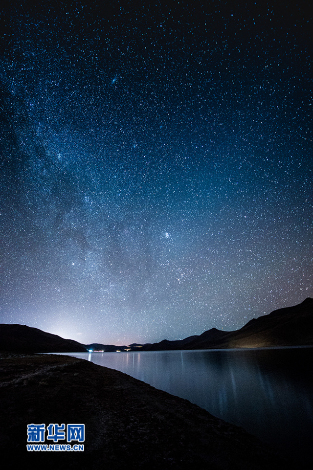 Faszinierende Sternennacht am See Yamzhog Yumco