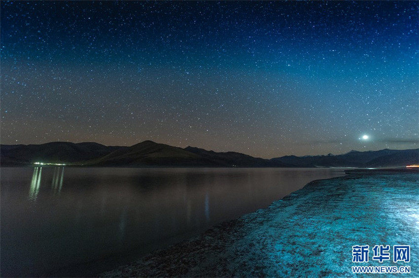 Faszinierende Sternennacht am See Yamzhog Yumco