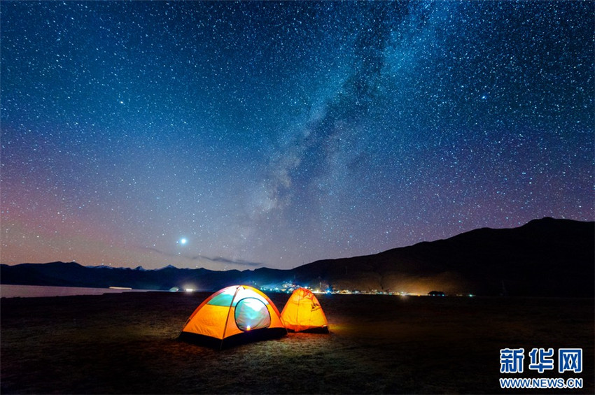 Faszinierende Sternennacht am See Yamzhog Yumco