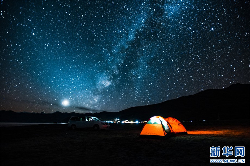 Faszinierende Sternennacht am See Yamzhog Yumco