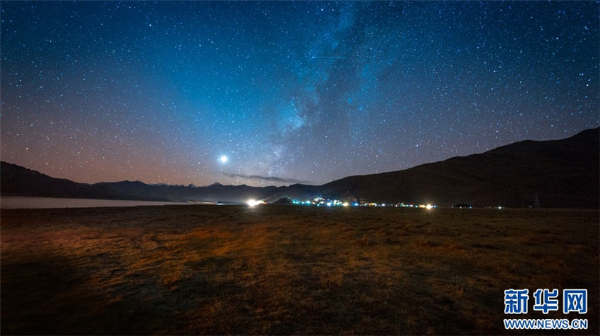 Faszinierende Sternennacht am See Yamzhog Yumco